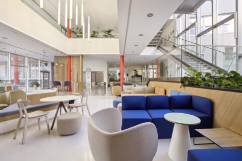 Technique, normatif, opérationnel : oui. Mais toujours porté par un geste juste, une esthétique maîtrisée.